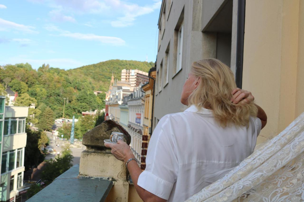 Retro Big Apartment With Two Balconies And Lift カルロヴィ・ヴァリ エクステリア 写真